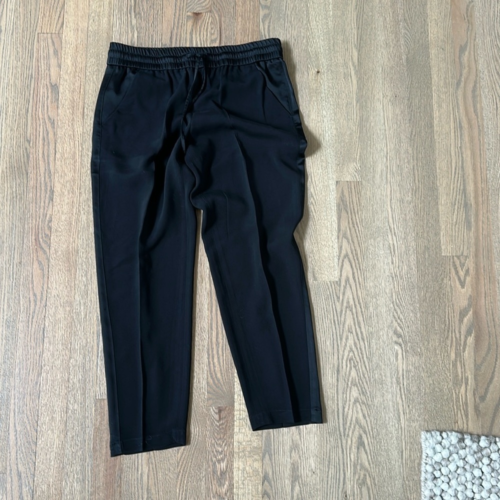 Elastic Waist Tapered Tuxedo Jogger Pant
Black 6
Inseam 27”